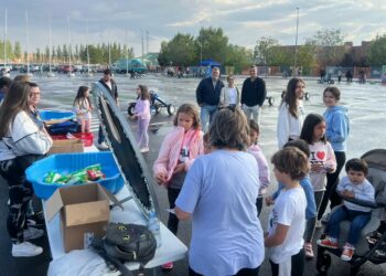La lluvia no impide celebrar la Feria de la Movilidad en Carbajosa para despedir la semana más sostenible