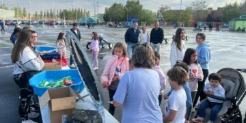 La lluvia no impide celebrar la Feria de la Movilidad en Carbajosa para despedir la semana más sostenible