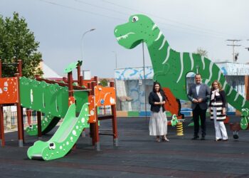 Los dinosaurios ‘invaden’ el renovado parque infantil del paseo Alcalde José Sánchez