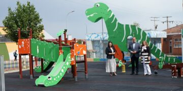 Los dinosaurios ‘invaden’ el renovado parque infantil del paseo Alcalde José Sánchez