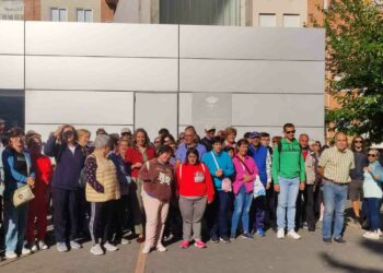 Medio centenar de mayores practican los hábitos saludables con un paseo por el municipio