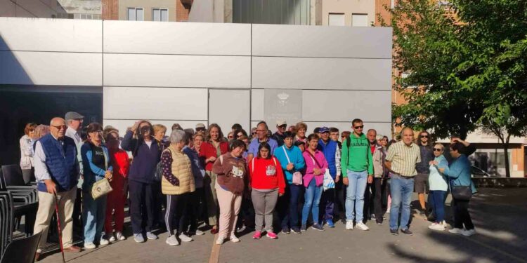 Medio centenar de mayores practican los hábitos saludables con un paseo por el municipio