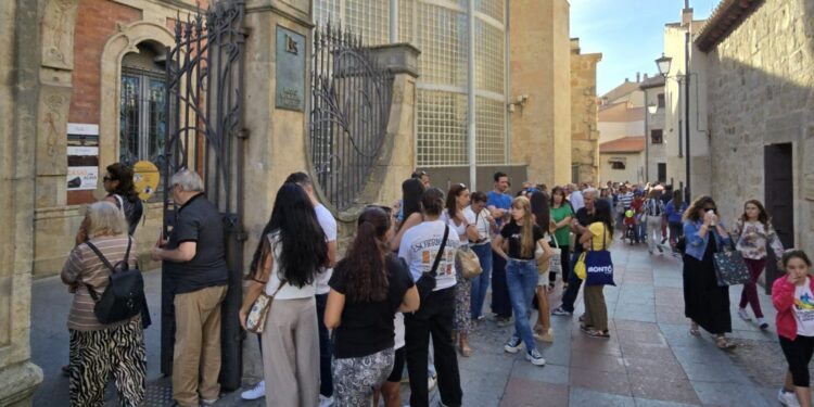 La Universidad y la Casa Lis, los monumentos más visitados por los casi 18.000 salmantinos que participaron en la jornada de puertas abiertas de las fiestas