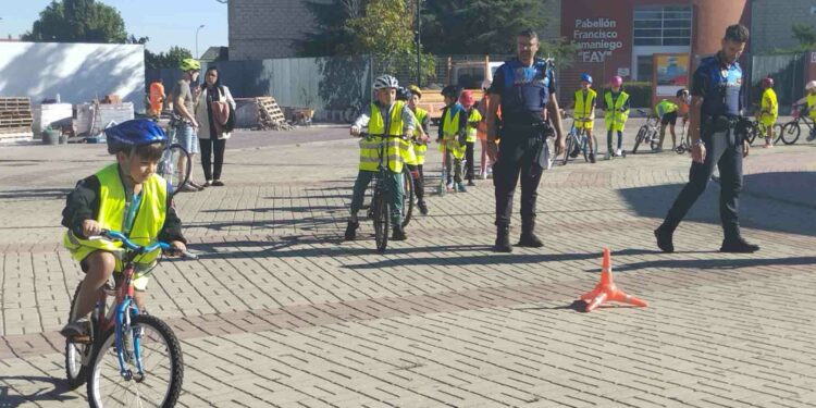 El taller ‘Aprende a montar en bici’ enseña a los escolares de Santa Marta a circular de manera segura