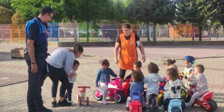 Los más pequeños aprenden conceptos básicos de seguridad vial en la Semana Europea de la Movilidad