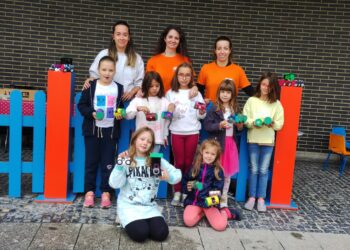 La lluvia no impide que los más pequeños disfruten de los talleres y actividades de la Semana de la Movilidad