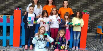 La lluvia no impide que los más pequeños disfruten de los talleres y actividades de la Semana de la Movilidad