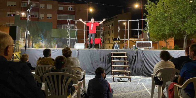 La magia, la música y el humor de Pepín Banzo conquistan al público de Santa Marta