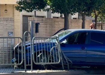 Un vehículo rompe la valla y colisiona contra la pared de una vivienda en la Avenida Madrid