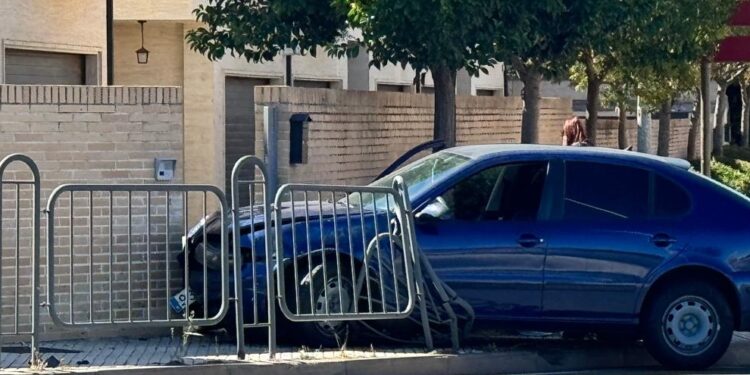 Un vehículo rompe la valla y colisiona contra la pared de una vivienda en la Avenida Madrid