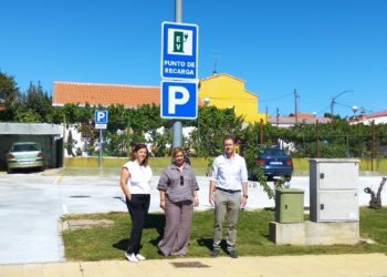 Aldeatejada habilita un punto de recarga para vehículos eléctricos y 8 plazas más de aparcamiento