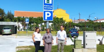 Aldeatejada habilita un punto de recarga para vehículos eléctricos y 8 plazas más de aparcamiento