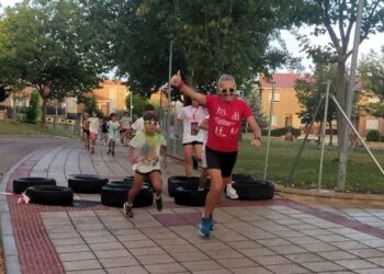 Empapados en agua y polvos de colores en la color party de Cabrerizos