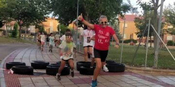 Empapados en agua y polvos de colores en la color party de Cabrerizos