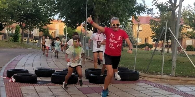 Empapados en agua y polvos de colores en la color party de Cabrerizos