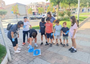Continúa la Semana de la Movilidad en Carbajosa con el repintado de huellas de las rutas escolares y el paseo saludable de los mayores