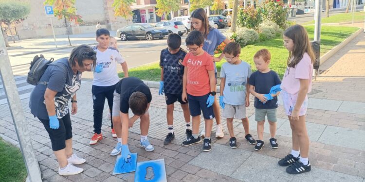 Continúa la Semana de la Movilidad en Carbajosa con el repintado de huellas de las rutas escolares y el paseo saludable de los mayores