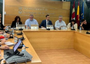 Carbajosa, primer municipio en sancionar a los dueños de perros que no limpien los orines de la vía pública