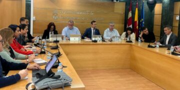 Carbajosa, primer municipio en sancionar a los dueños de perros que no limpien los orines de la vía pública