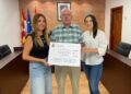 La Asociación Salud Mental Salamanca recibe los 2.759 euros recaudados en la paella solidaria de las fiestas de Castellanos