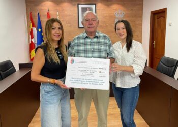 La Asociación Salud Mental Salamanca recibe los 2.759 euros recaudados en la paella solidaria de las fiestas de Castellanos