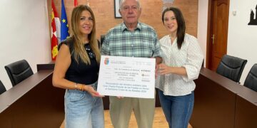 La Asociación Salud Mental Salamanca recibe los 2.759 euros recaudados en la paella solidaria de las fiestas de Castellanos
