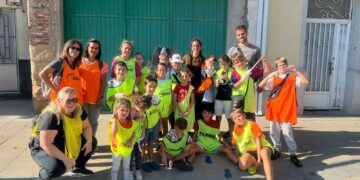 Los niños de Castellanos inician la pintada de las huellas para señalizar las rutas escolares seguras