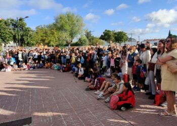 Los profesores del Martín Gaite reciben a los alumnos con la tradicional ‘gaitada’ y disfrazados de boxeadores