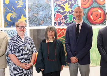 La expo ‘MAKO. El sonido de los pétalos’ muestra dibujos y diseños para tejidos, cerámicas, esmaltes y joyas