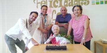 Santa Marta homenajea a una de sus vecinas más longevas en su 106 cumpleaños