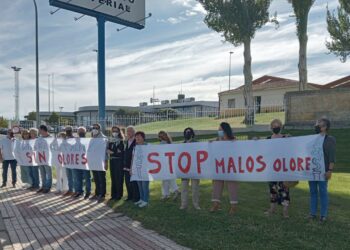 Los vecinos de Villamayor llevan sus protestas por los olores de la fábrica de grasas a la inauguración de Salamaq