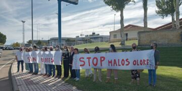 Los vecinos de Villamayor llevan sus protestas por los olores de la fábrica de grasas a la inauguración de Salamaq