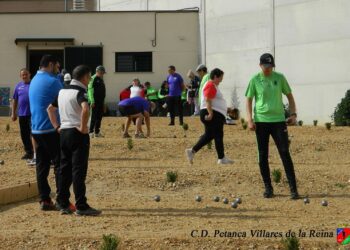 Más de 60 jugadores de petanca participan en el Open de la Amistad en Villares