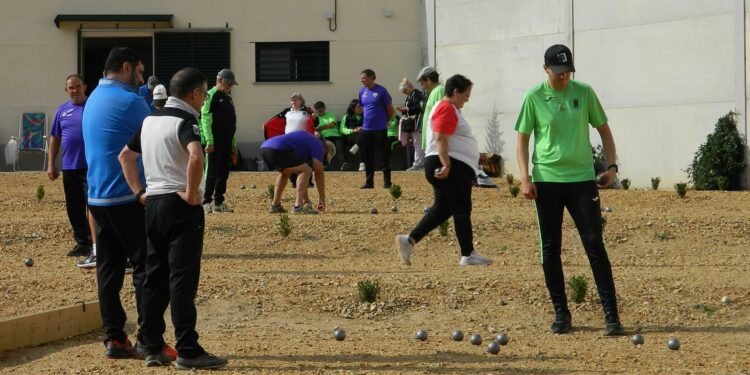 Más de 60 jugadores de petanca participan en el Open de la Amistad en Villares