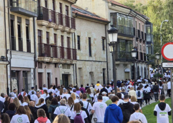 La marea blanca contra el cáncer inunda las calles de Salamanca
