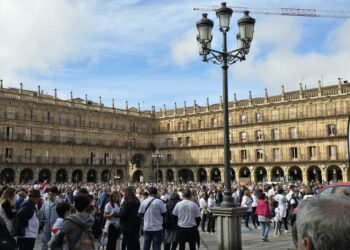 La marea blanca contra el cáncer inunda las calles de Salamanca