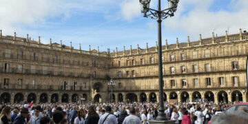 La marea blanca contra el cáncer inunda las calles de Salamanca