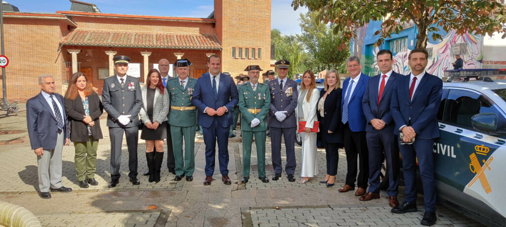 El capitán Martín y el alcalde, David Mingo, junto al resto de alcaldes y autoridades.