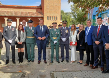 El capitán Martín y el alcalde, David Mingo, junto al resto de alcaldes y autoridades.