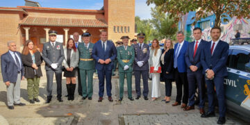 El capitán Martín y el alcalde, David Mingo, junto al resto de alcaldes y autoridades.