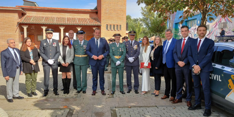 El capitán Martín y el alcalde, David Mingo, junto al resto de alcaldes y autoridades.