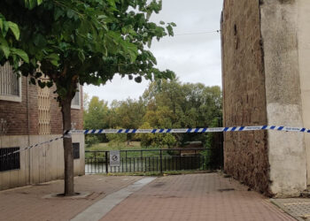 El desprendimiento de una piedra del campanario provoca daños en un vehículo estacionado junto a la Iglesia Parroquial de Santa Marta
