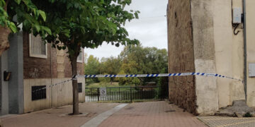 El desprendimiento de una piedra del campanario provoca daños en un vehículo estacionado junto a la Iglesia Parroquial de Santa Marta