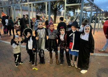 Pasacalles de disfraces y personajes terroríficos salen a las calles de Doñinos para vivir una fiesta de miedo