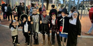 Pasacalles de disfraces y personajes terroríficos salen a las calles de Doñinos para vivir una fiesta de miedo