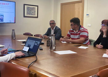 El rector de la USAL recibe a los 40 estudiantes que participaron en el proyecto ‘Fórmula USAL’ para la construcción de un monoplaza de competición