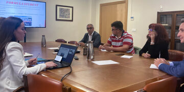 El rector de la USAL recibe a los 40 estudiantes que participaron en el proyecto ‘Fórmula USAL’ para la construcción de un monoplaza de competición