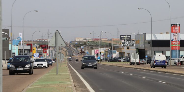 Villares revisará la red de agua en el polígono para detectar las fugas que provocan que el gasto se dispare