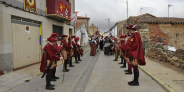 Cientos de personas desafían a la lluvia para presenciar el histórico encuentro de la infanta María Manuela y el príncipe Felipe II