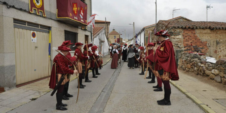 Cientos de personas desafían a la lluvia para presenciar el histórico encuentro de la infanta María Manuela y el príncipe Felipe II